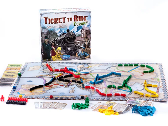 Het bordspel Ticket to Ride met kleurrijke treintjes op een wereldkaart, met routes en kaarten in een klassiek spoorwegstrategiespel.